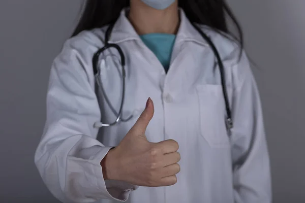 Arzt Hand Okay Zeichen Auf Der Grauen Wand Hintergrund — Stockfoto