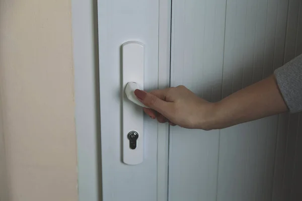 Młoda Kobieta Otwarte Drzwi Szafy Domu — Zdjęcie stockowe