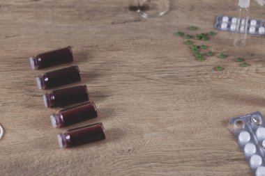 Masada bir ampul koronavirüs ve ilaç var.