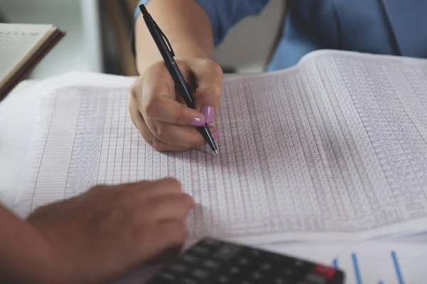 Dos Documento Mano Trabajador Escritorio — Foto de Stock