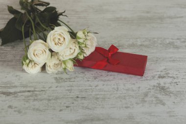  gül doğal çiçekleri ahşap arka planda, hediye 
