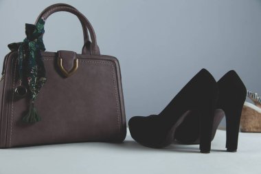 Beyaz masada çantası olan kadın ayakkabıları