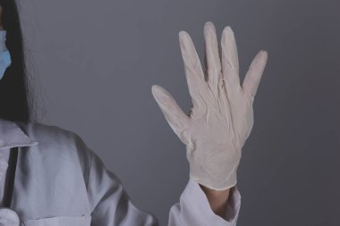 Sevimli doktor beyaz arka planda izole edilmiş ele odaklanarak dur diyor.