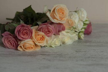 Beyaz arkaplanda bir gül demeti