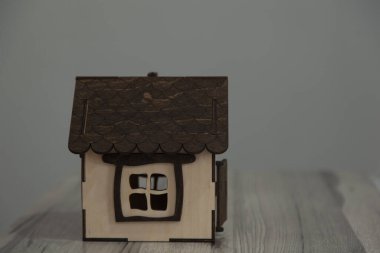 Karanlık masasında anahtarı olan ev modeli.