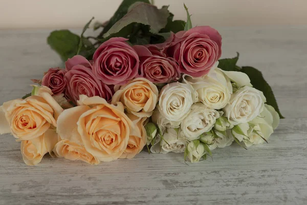  gül doğal çiçekleri ahşap arka planda, hediye 