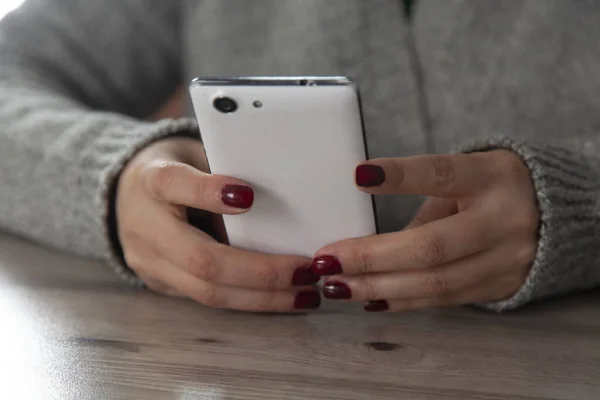 woman hand smart phone on the desk