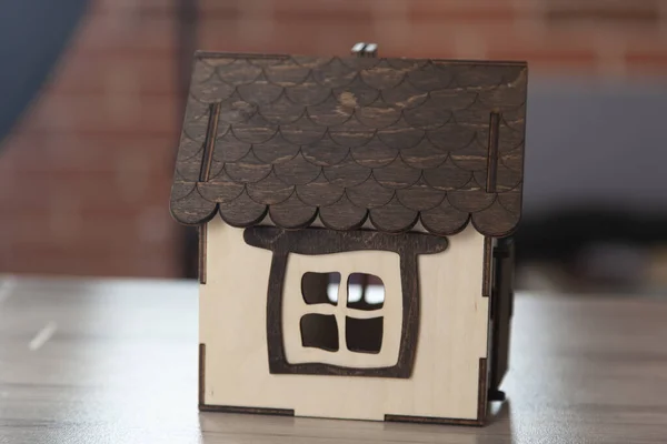深色桌子上有钥匙的房子模型 — 图库照片