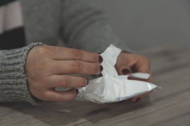 Kadın ıslak peçeteyi masaya koydu.