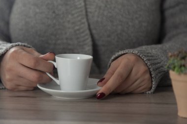  Kadın el kahvesi masanın üstünde.