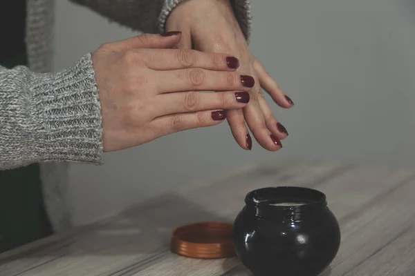 Crema Manos Mujer Sobre Fondo Pared Gris —  Fotos de Stock