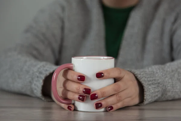 Frau Hand Tasse Kaffee Auf Dem Schreibtisch — Stockfoto