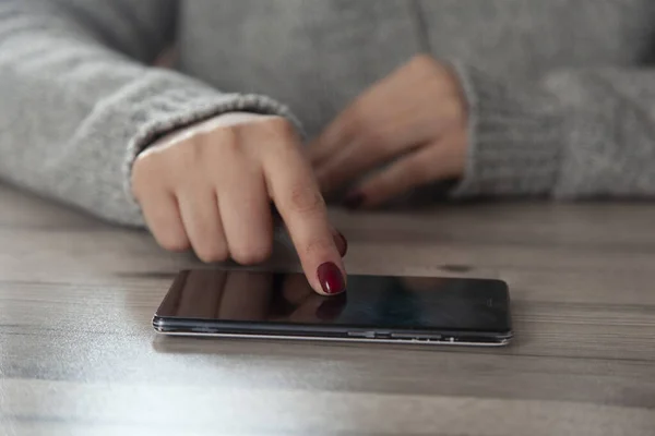 woman hand smart phone on the desk