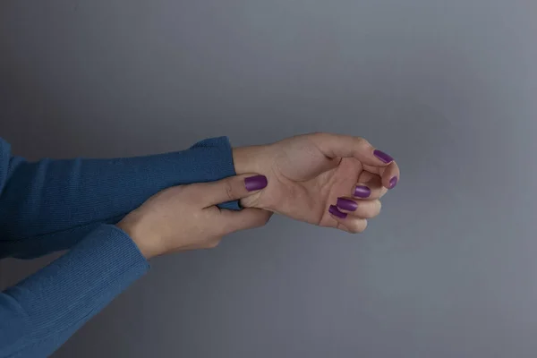 Jovem Mulher Dedo Pulso — Fotografia de Stock