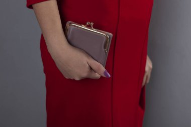 Kadın el çantası stüdyoda, arka planda.