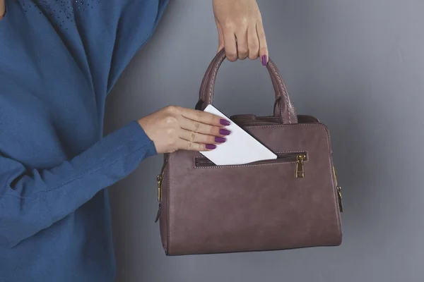 Teléfono Mano Mujer Con Bolsillo Del Bolso Fondo Oscuro — Foto de Stock