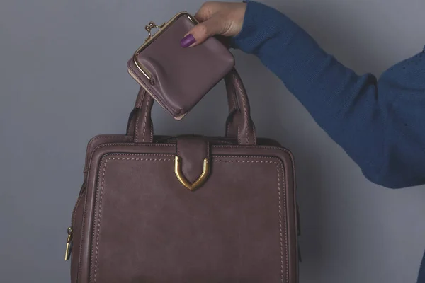 Cartera Mano Mujer Con Bolso Sobre Fondo Oscuro — Foto de Stock