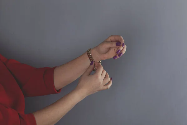 Frauenhand Mit Roter Uhr Auf Gelbem Hintergrund — Stockfoto
