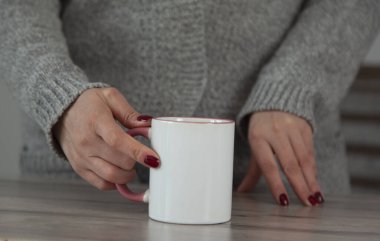  Kadın el kahvesi masanın üstünde.