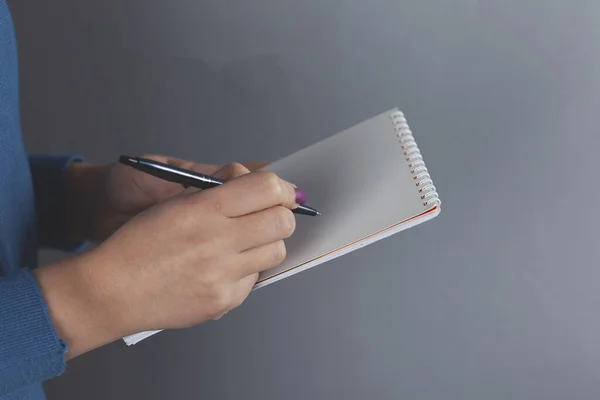 ノートパッドを持った女性の手のペン — ストック写真