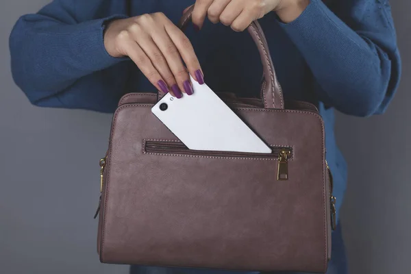 Teléfono Mano Mujer Con Bolsillo Del Bolso Fondo Oscuro — Foto de Stock