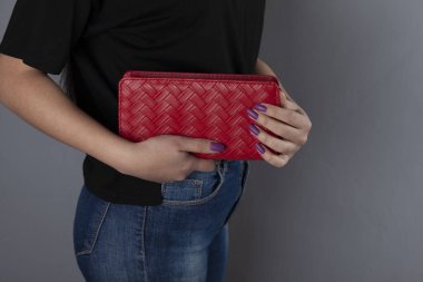 Kadın el çantası stüdyoda, arka planda.