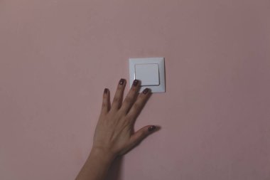 Evdeki ışığı yakacak kadın.