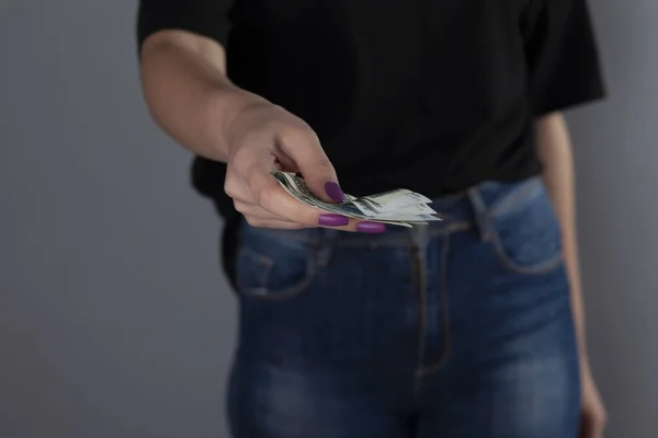 Mujer Joven Mano Dinero Sobre Fondo Rosa — Foto de Stock