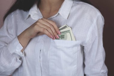 Kadın cebinde para tutuyor.