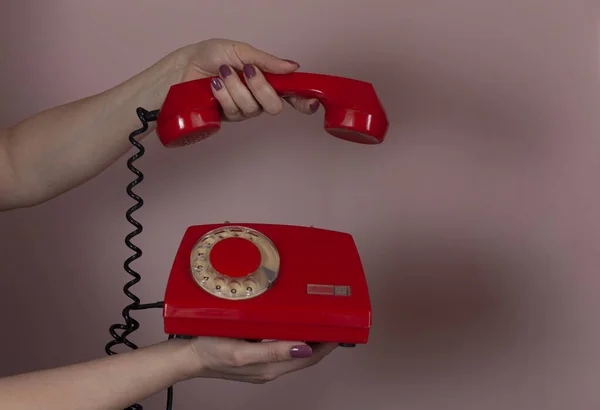 Γυναίκα Χέρι Κρατώντας Κόκκινο Vintage Τηλέφωνο Ροζ Φόντο — Φωτογραφία Αρχείου