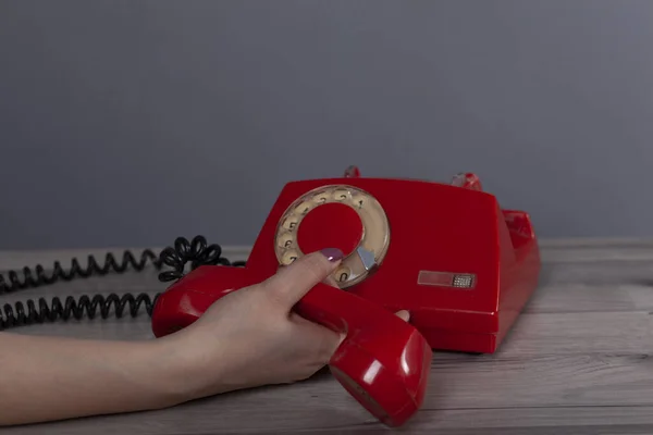 Mão Mulher Segurando Telefone Vintage Vermelho Mesa — Fotografia de Stock