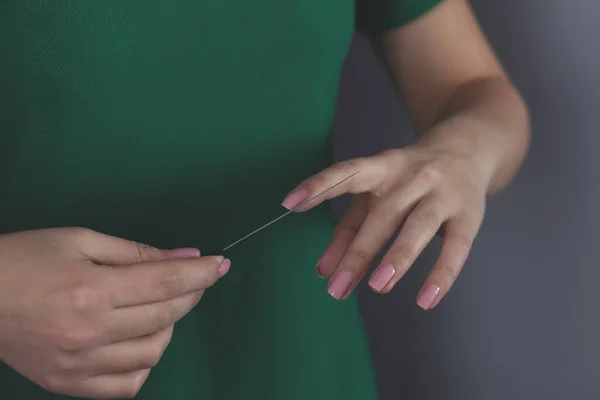 Mujer Lima Uñas Mano Sobre Fondo Pared Oscura —  Fotos de Stock