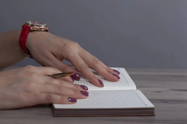 Pluma Mano Mujer Con Bloc Notas Escritorio Trabajo — Foto de Stock