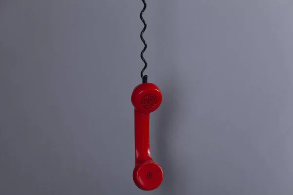 黑墙背景上的红色老式电话 — 图库照片
