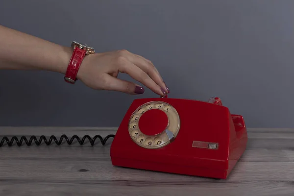 Main Femme Tenant Téléphone Vintage Rouge Sur Bureau — Photo