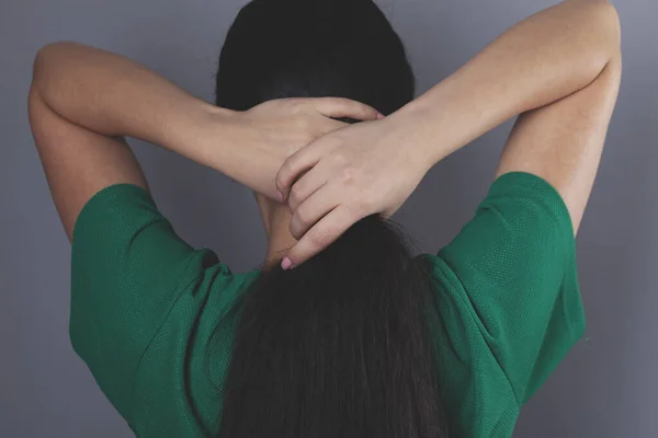 Mujer Para Atar Pelo Sobre Fondo Gris —  Fotos de Stock