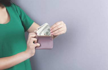 Cüzdanlı el ele tutuşan kadın.