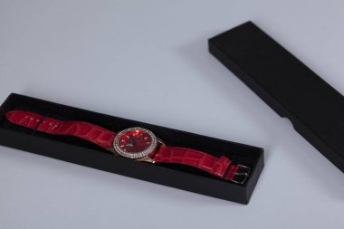 Masadaki hediye kutularında saati olan bir yüzük.