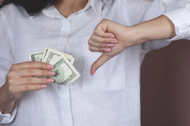 Pembe arka planda cüzdanı olan bir kadın.