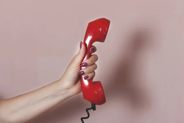 Kéz Gazdaság Piros Vintage Telefon Rózsaszín Háttér — Stock Fotó