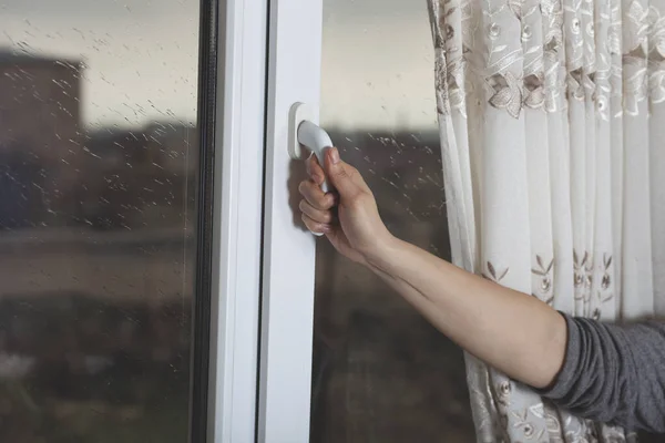 Mujer Joven Mano Abrir Puerta Ventana — Foto de Stock