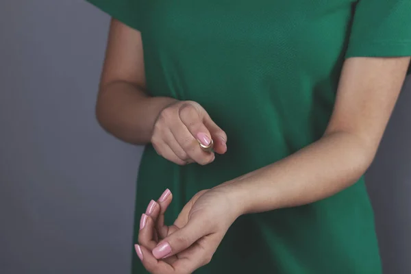 Perfume Mano Mujer Joven Sobre Fondo Gris — Foto de Stock