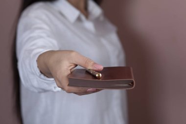 Pembe arka planda kadın el bilgisayarı