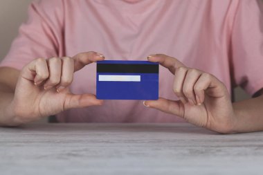 Masasında kredi kartı olan bir kadın.