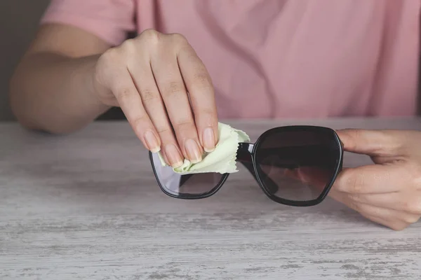 Mulher Mão Limpando Seus Óculos Com Pano Lentes Limpas Óculos — Fotografia de Stock