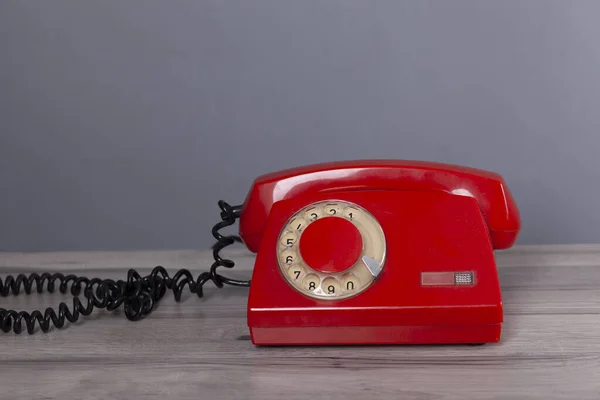 Piros Vintage Telefon Asztalon Háttér — Stock Fotó