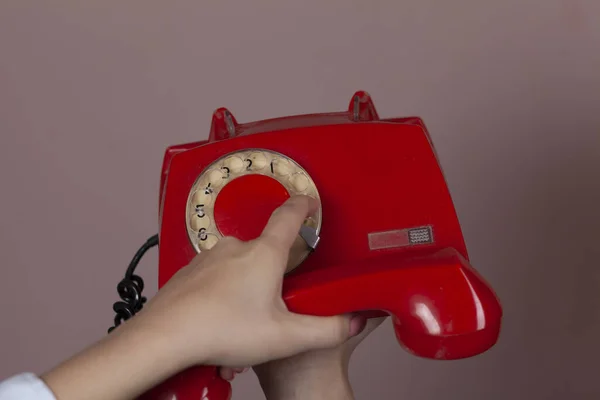 Kéz Gazdaság Piros Vintage Telefon Rózsaszín Háttér — Stock Fotó