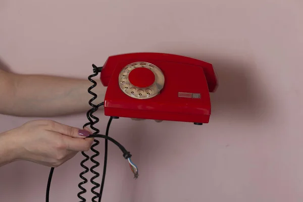 Vrouw Hand Houden Rode Vintage Telefoon Roze Achtergrond — Stockfoto