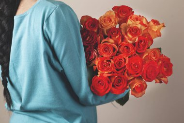 Kadınlar ellerinde çiçek buketi tutuyorlar.