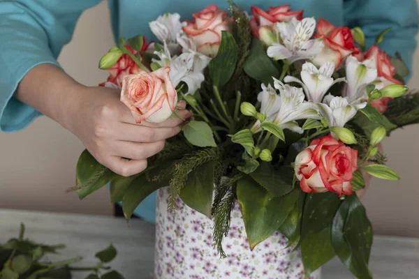Arbeiterin Reicht Blumen Auf Dem Schreibtisch — Stockfoto